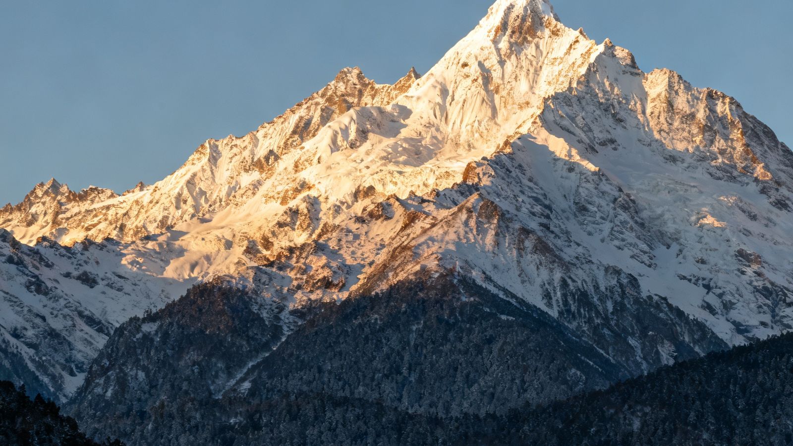2025年1月梅里雪山冬季徒步新线路实拍，雪覆盖的山脊线在阳光下闪耀